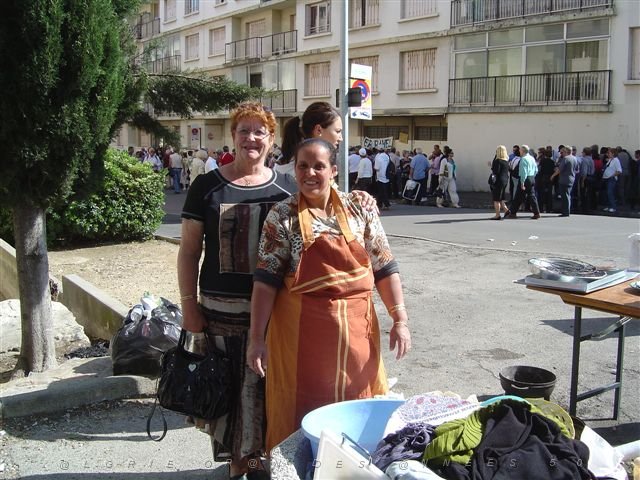 NIMES 2008 23 Charlette et la vendeuse.JPG -                                